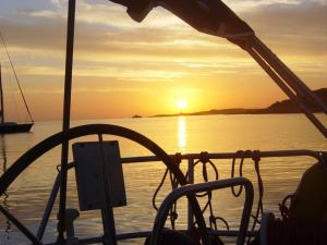 immagini di tramonto sul mare su caldi colori Golfo di Cugnana Olbia, tramonto immagini, foto tramonto, foto al tramonto