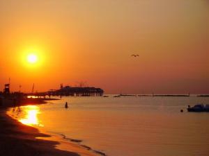 immagini di tramonto sul mare su Il sole ci saluta oltre la spiaggia di Gabicce Mare, tramonto immagini, foto tramonto, foto al tramonto