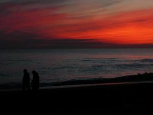 immagini di tramonto sul mare su Passeggiando sulla spiaggia al Tramonto in riva al mare, tramonto immagini, foto tramonto, foto al tramonto