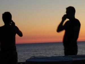 immagini di tramonto sul mare su Tramonto sulla spiaggia prima di un concerto…le ombre dei ragazzi si sposano bene con, tramonto immagini, foto tramonto, foto al tramonto