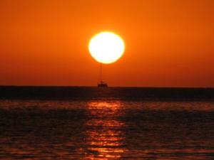 immagini di tramonto sul mare su Fabio ci invia un bel tramonto (o alba?) non lo so ma è comunque spettacolare, tramonto immagini, foto tramonto, foto al tramonto