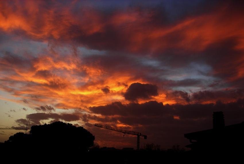tramonto di fuoco in citta foto di tramonti cittadini immagini di tramonto cittadino nuvole